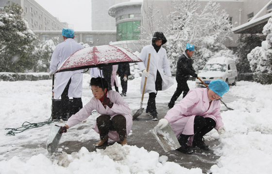 蚌埠血站开展党员活动日—清扫积雪活动