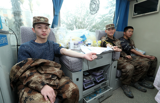 蚌埠汽车士官学校子弟兵无偿献血暖寒冬03