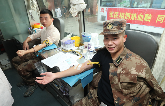 蚌埠汽车士官学校子弟兵无偿献血暖寒冬04