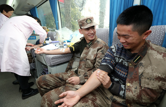 蚌埠汽车士官学校子弟兵无偿献血暖寒冬02