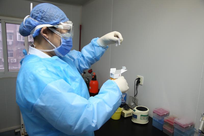 工作人员在进行检测