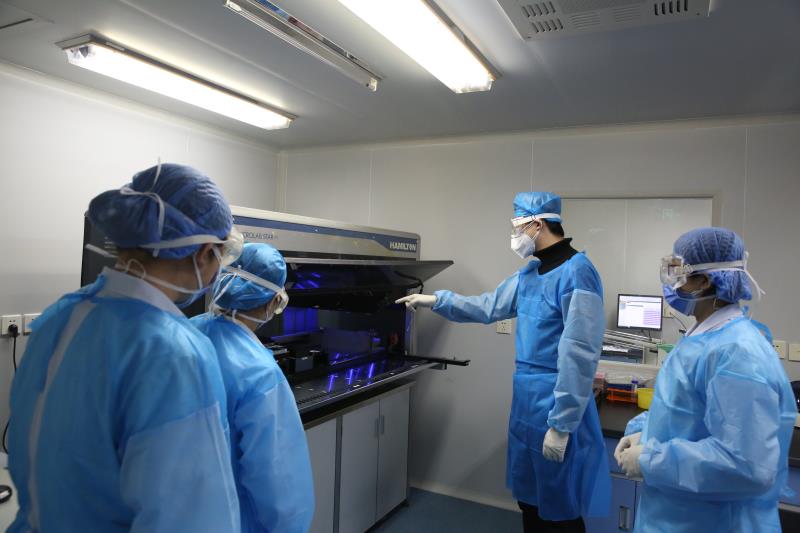 工程师在进行业务指导